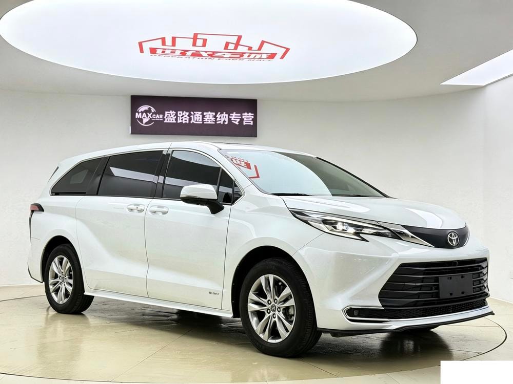 Toyota Sienna 2024 — фото автомобиля