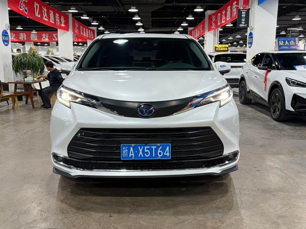 Toyota Sienna 2021 — фото автомобиля