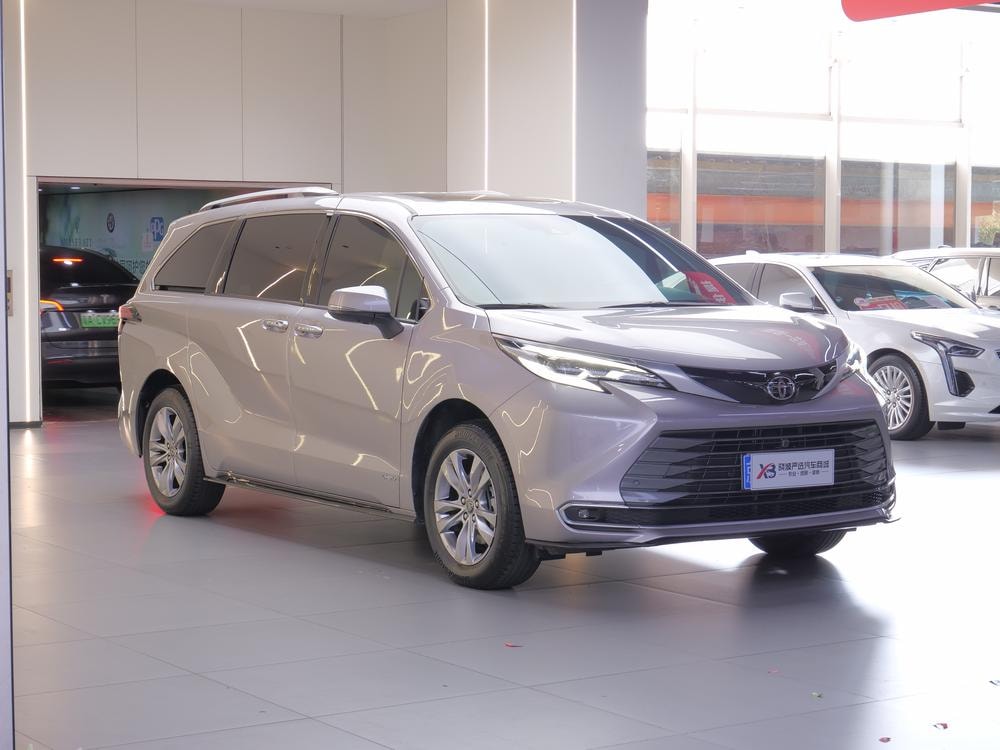 Toyota Sienna 2024 — фото автомобиля