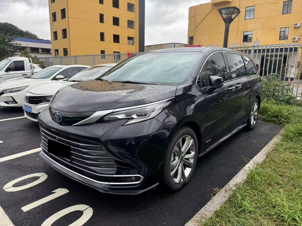 Toyota Sienna 2023 — фото автомобиля 1