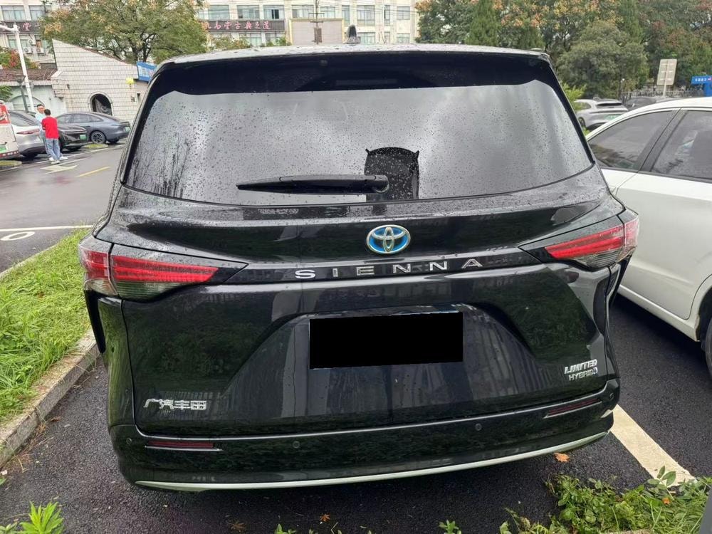 Toyota Sienna 2023 — фото автомобиля