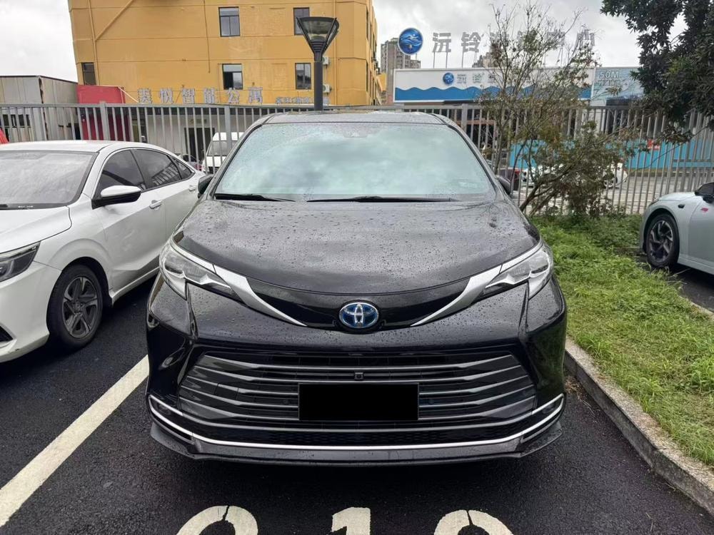 Toyota Sienna 2023 — фото автомобиля