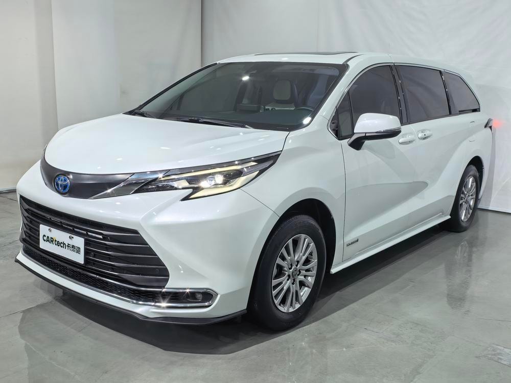 Toyota Sienna 2021 — фото автомобиля