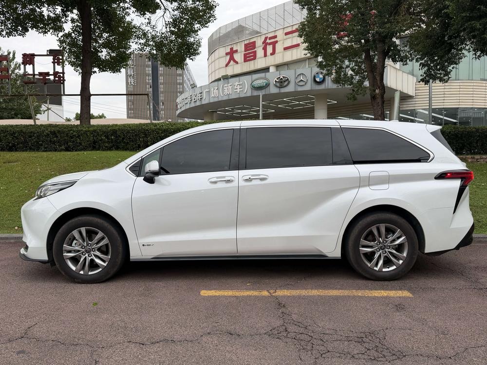 Toyota Sienna 2024 — фото автомобиля