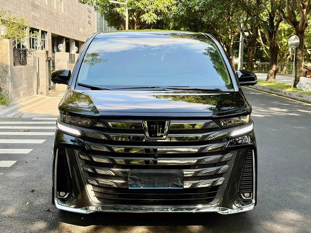 Toyota Vellfire 2023 — фото автомобиля