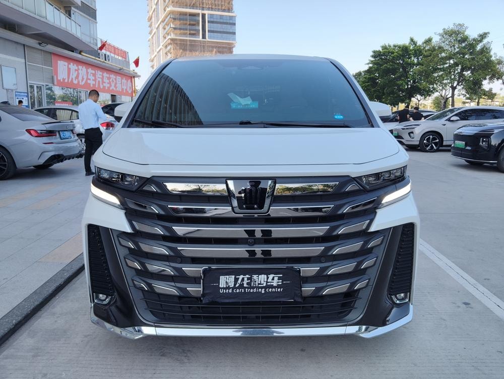 Toyota Vellfire 2023 — фото автомобиля 1