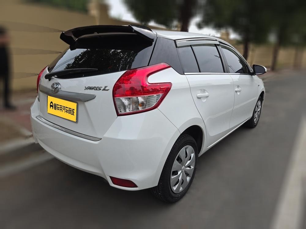 Toyota Yaris L 2015 — фото автомобиля