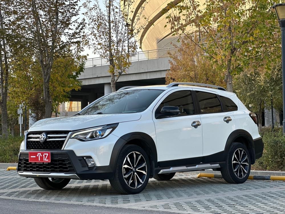 Venucia T70 2018 — фото автомобиля 1