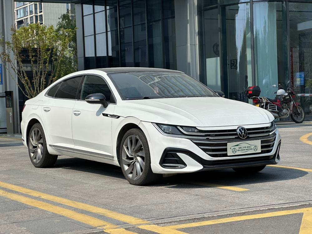 Volkswagen CC 2023 — фото автомобиля 1