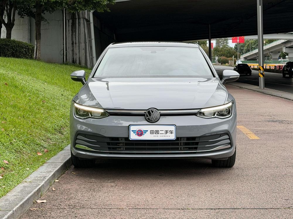 Volkswagen Golf 2023 — фото автомобиля 1