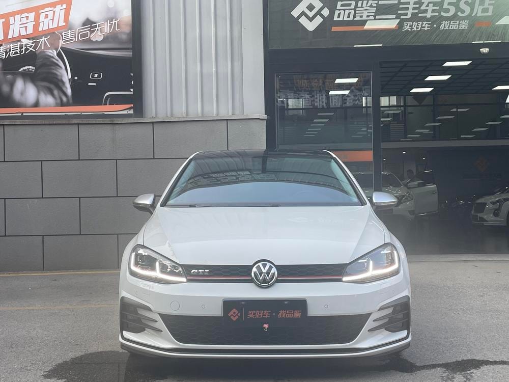 Volkswagen Golf 2019 — фото автомобиля 1
