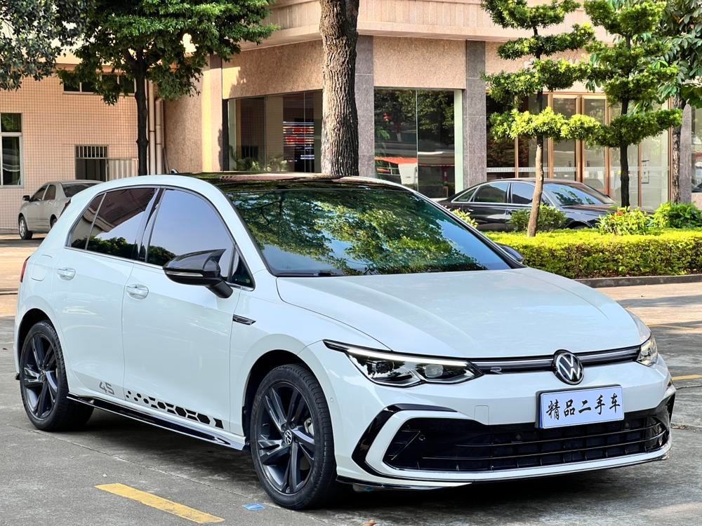 Volkswagen Golf 2023 — фото автомобиля 1