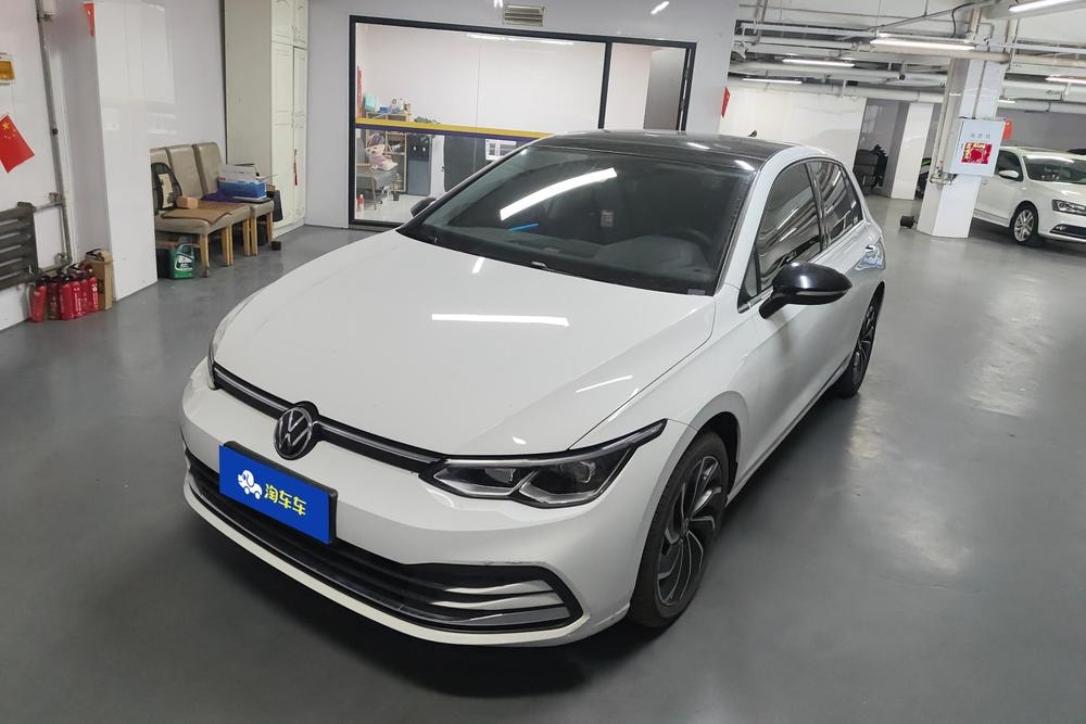 Volkswagen Golf 2023 — фото автомобиля 1