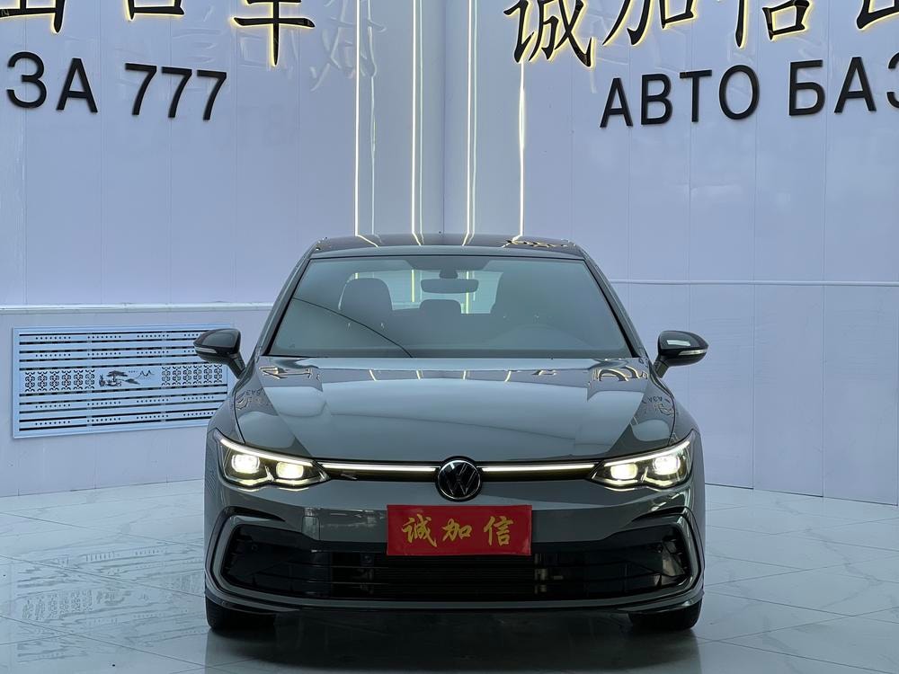 Volkswagen Golf 2023 — фото автомобиля 1