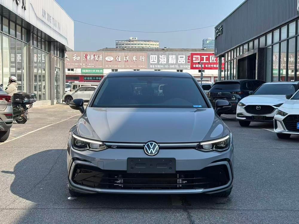 Volkswagen Golf 2023 — фото автомобиля 1