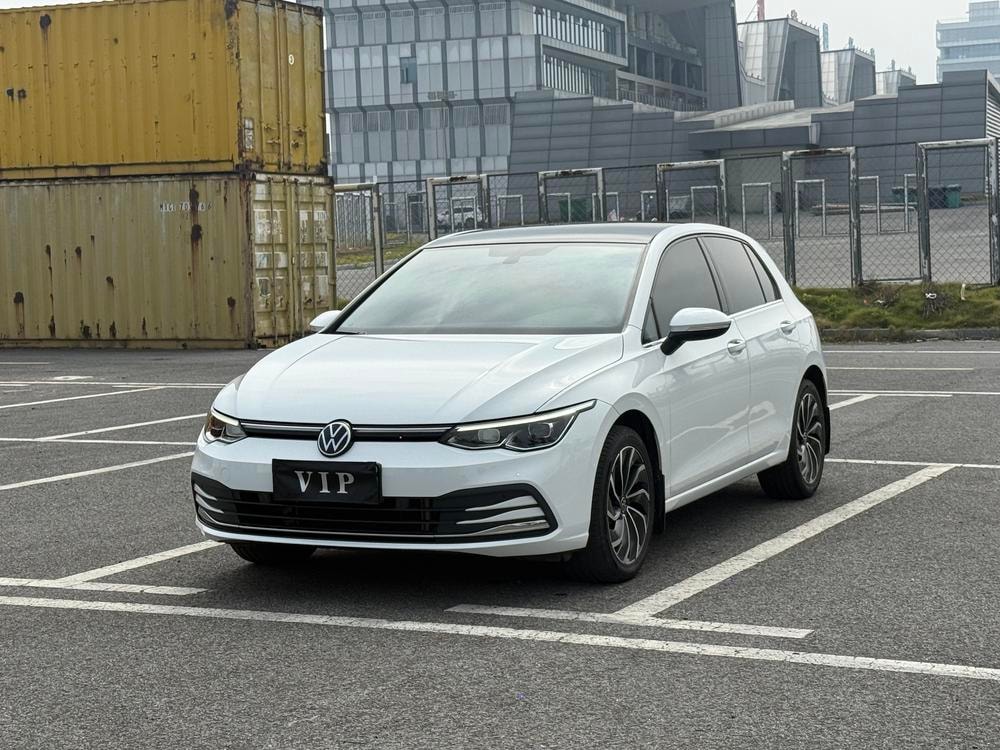 Volkswagen Golf 2023 — фото автомобиля