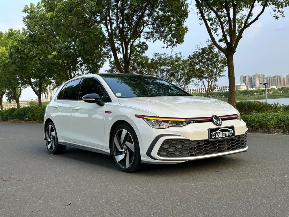 Volkswagen Golf GTI 2023 — фото автомобиля