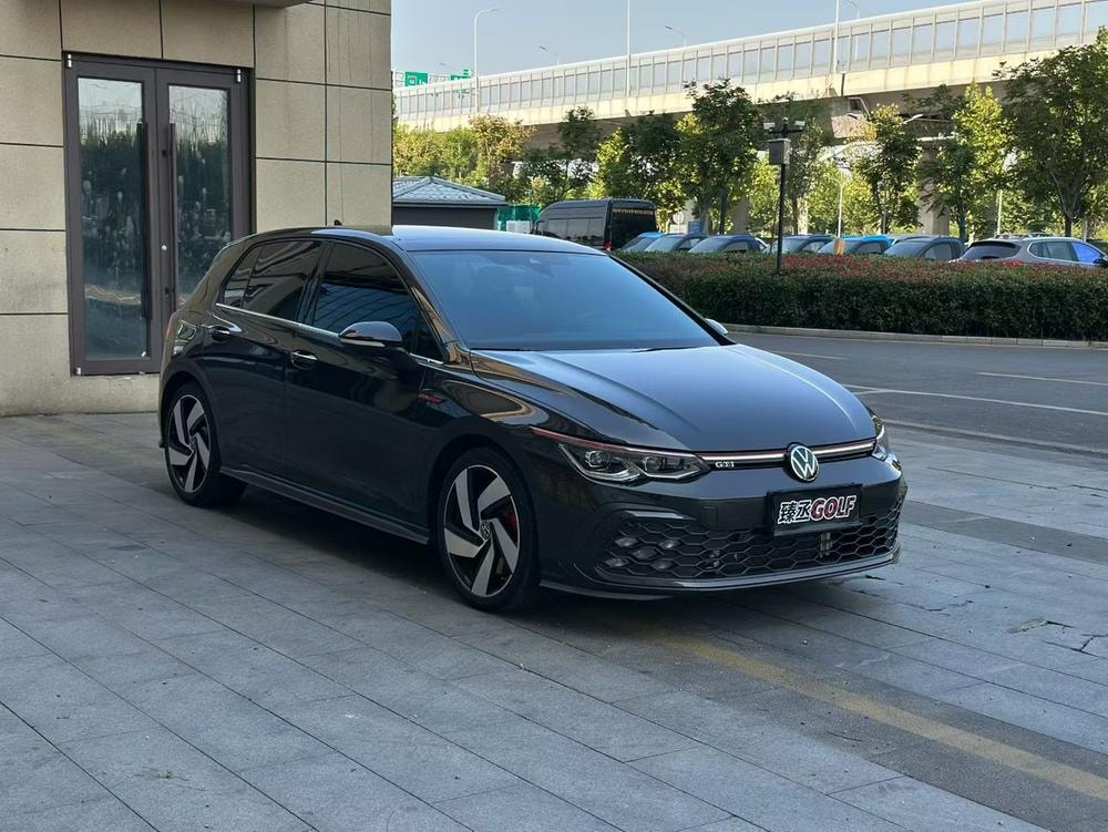 Volkswagen Golf GTI 2023 — фото автомобиля