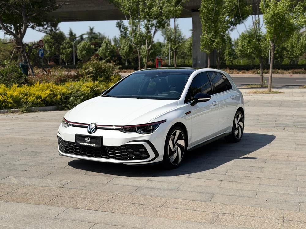 Volkswagen Golf GTI 2023 — фото автомобиля 1