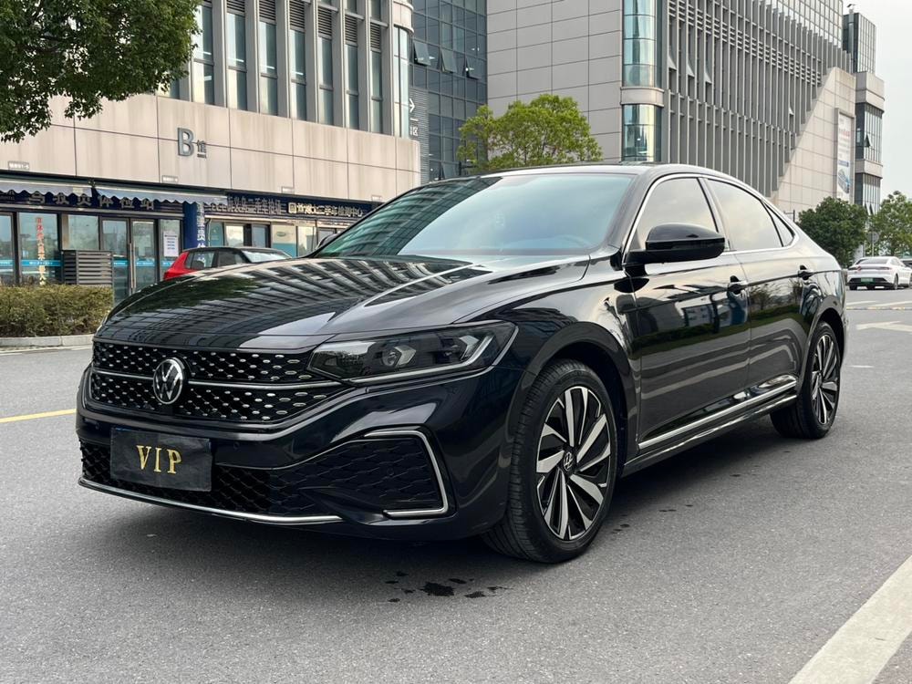 Volkswagen Passat 2023 — фото автомобиля