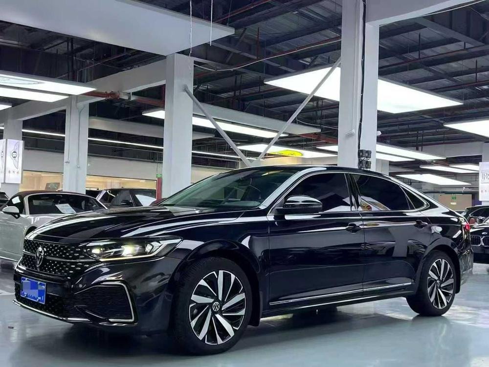 Volkswagen Passat 2023 — фото автомобиля 1