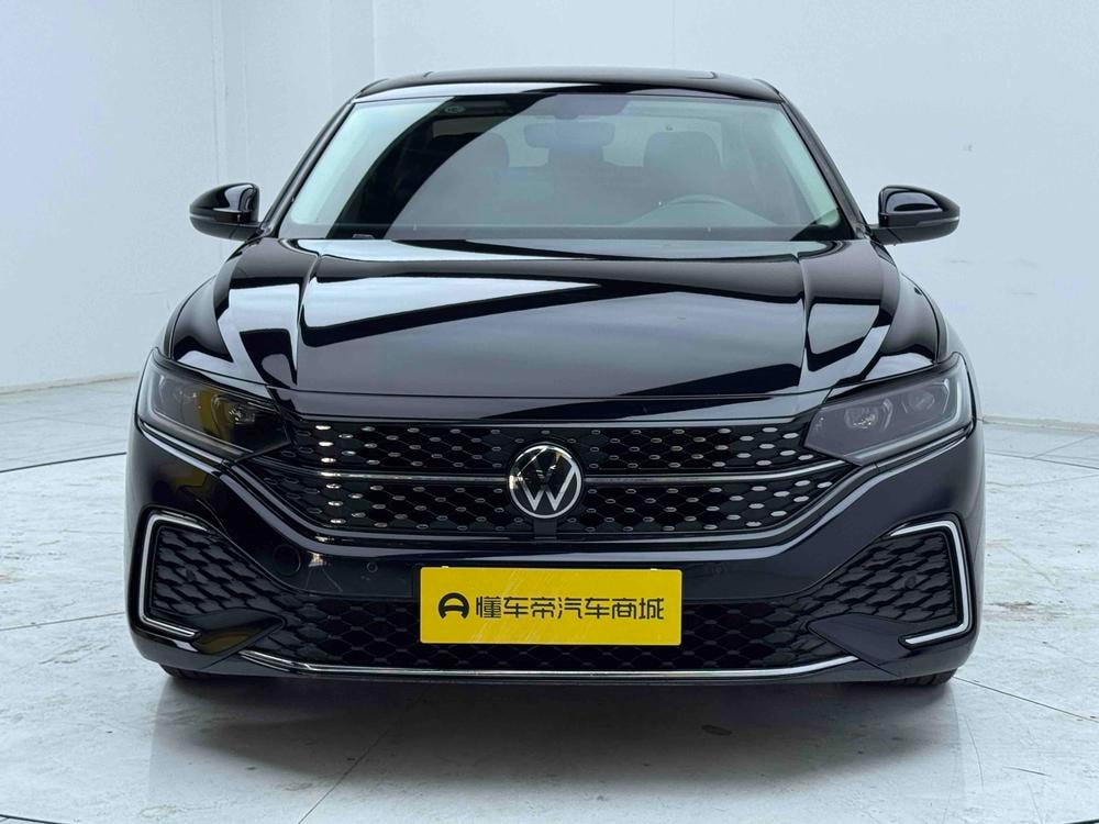 Volkswagen Passat 2023 — фото автомобиля 1
