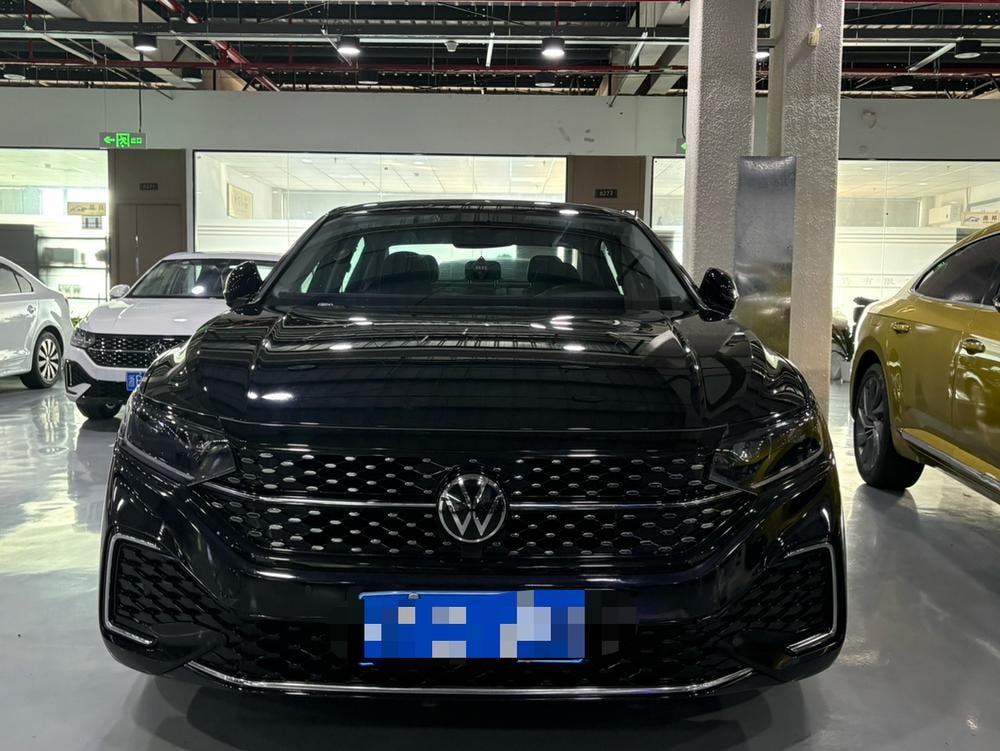 Volkswagen Passat 2023 — фото автомобиля 1
