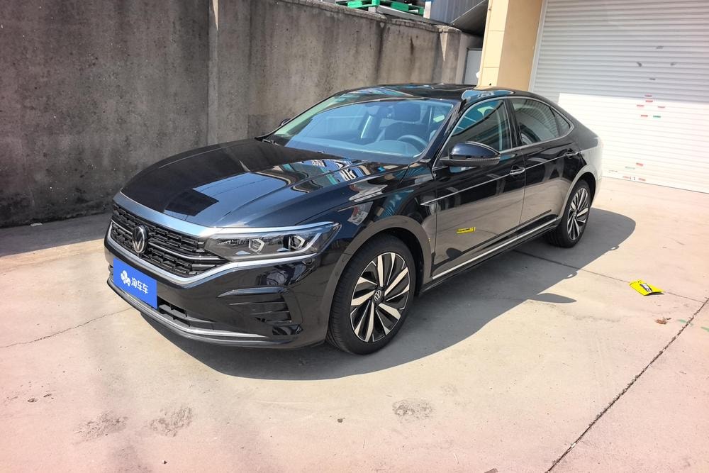 Volkswagen Passat 2023 — фото автомобиля
