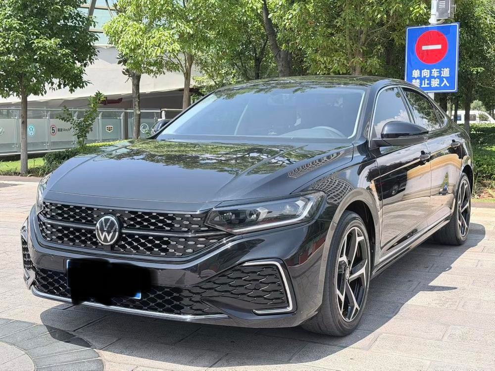 Volkswagen Passat 2024 — фото автомобиля