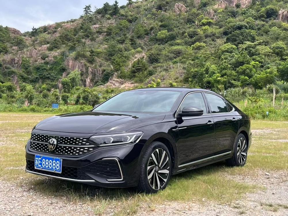 Volkswagen Passat 2022 — фото автомобиля