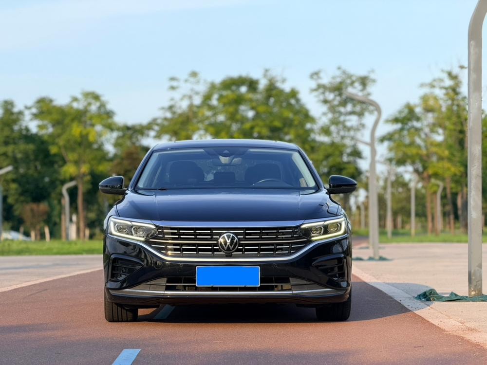 Volkswagen Passat 2022 — фото автомобиля