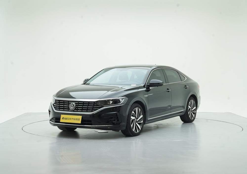 Volkswagen Passat 2023 — фото автомобиля 1