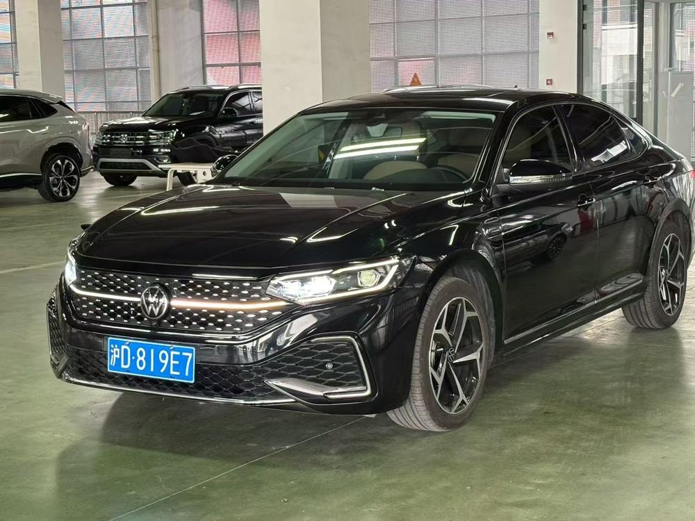 Volkswagen Passat 2023 — фото автомобиля 1