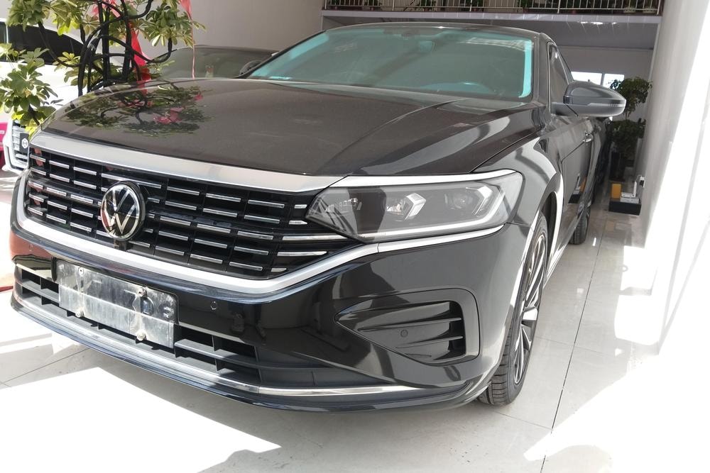 Volkswagen Passat 2022 — фото автомобиля 1