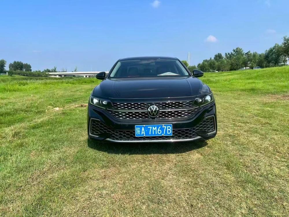 Volkswagen Passat 2023 — фото автомобиля