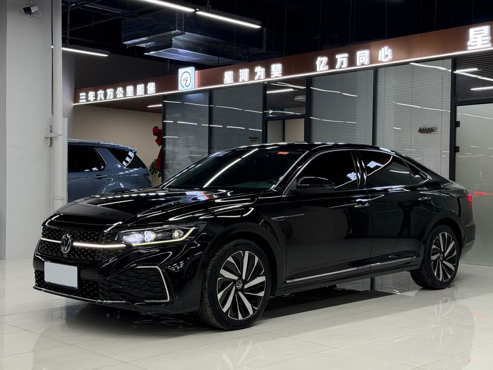 Volkswagen Passat 2022 — фото автомобиля 1