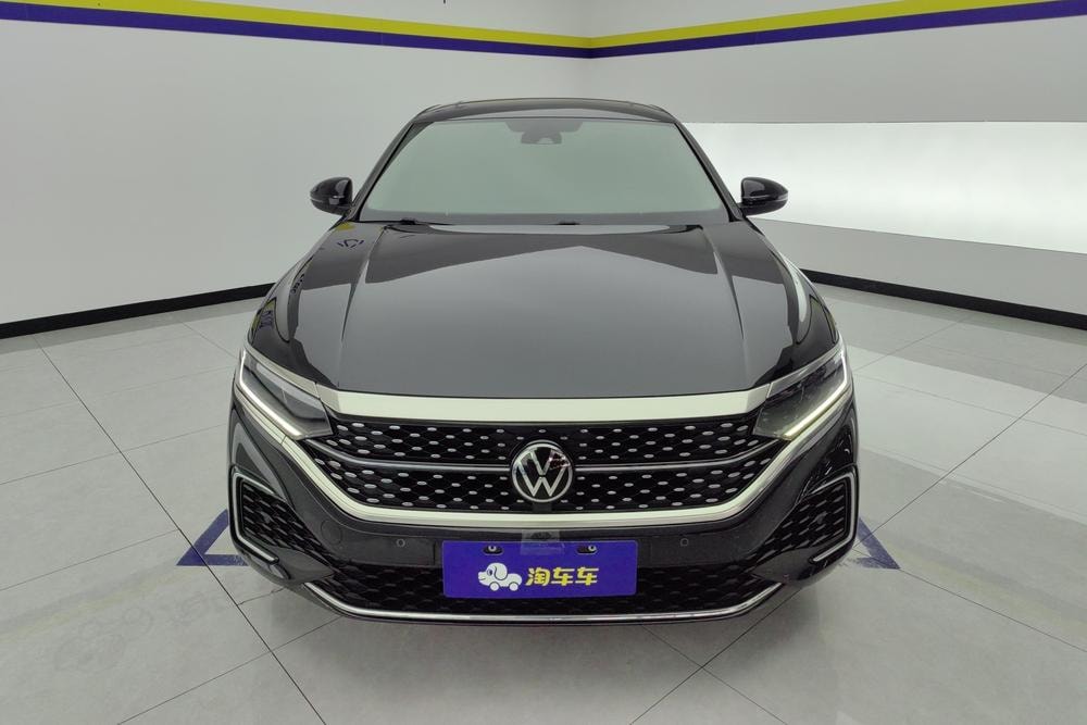 Volkswagen Passat 2023 — фото автомобиля