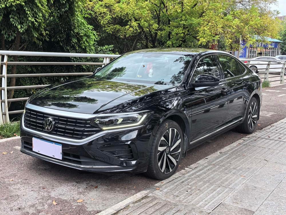 Volkswagen Passat 2023 — фото автомобиля 1