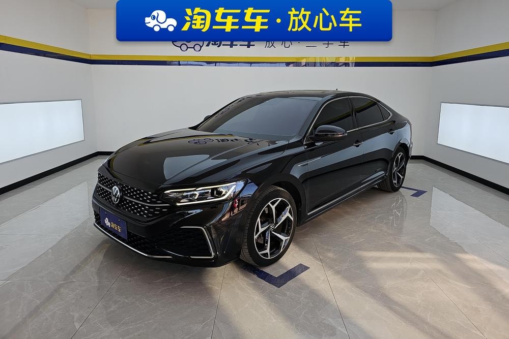 Volkswagen Passat 2023 — фото автомобиля 1