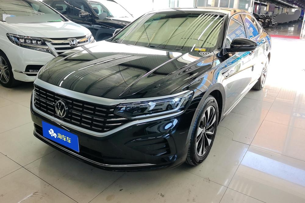Volkswagen Passat 2023 — фото автомобиля 1