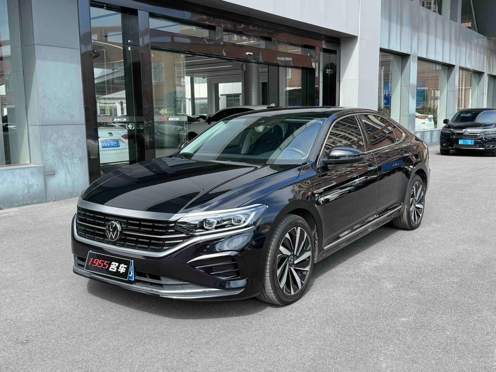 Volkswagen Passat 2023 — фото автомобиля 1