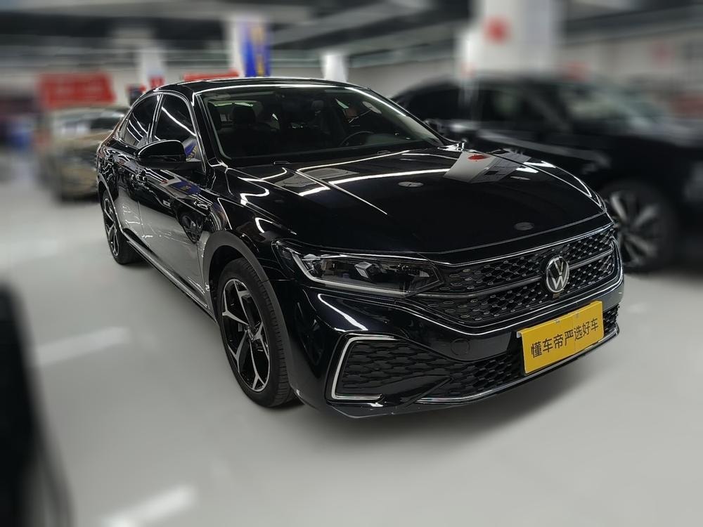 Volkswagen Passat 2023 — фото автомобиля 1