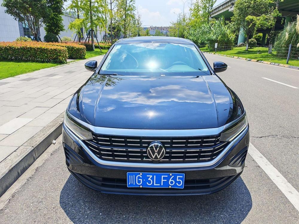 Volkswagen Passat 2023 — фото автомобиля 1