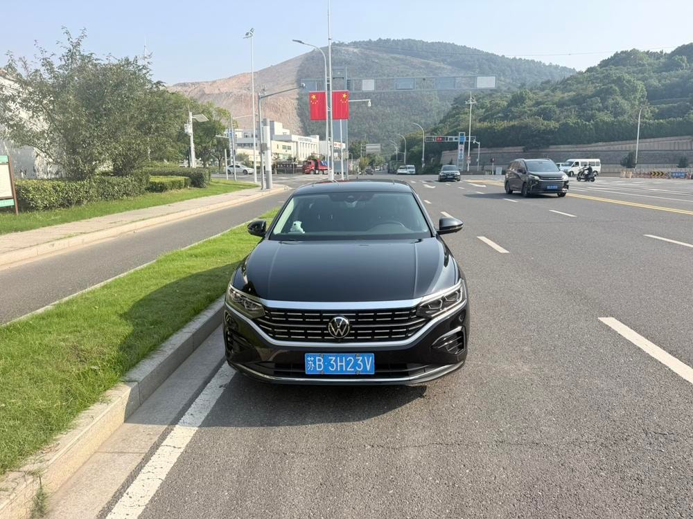 Volkswagen Passat 2023 — фото автомобиля