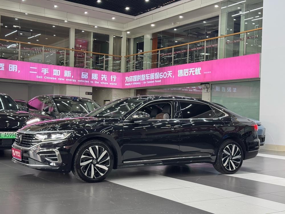 Volkswagen Passat 2023 — фото автомобиля 1