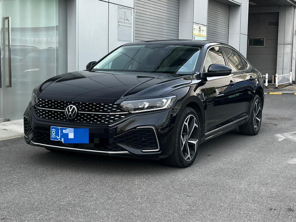 Volkswagen Passat 2023 — фото автомобиля 1