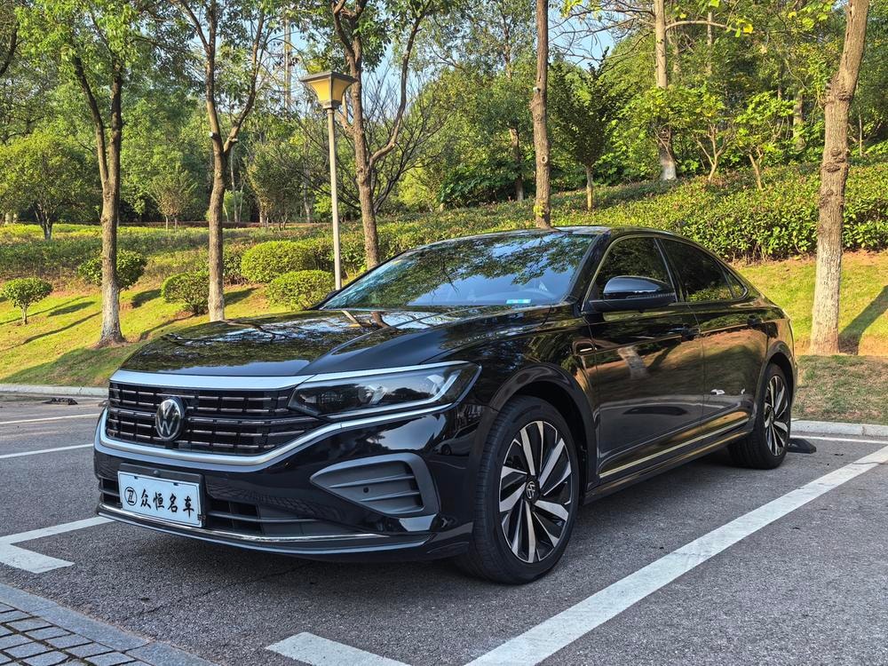 Volkswagen Passat 2024 — фото автомобиля 1