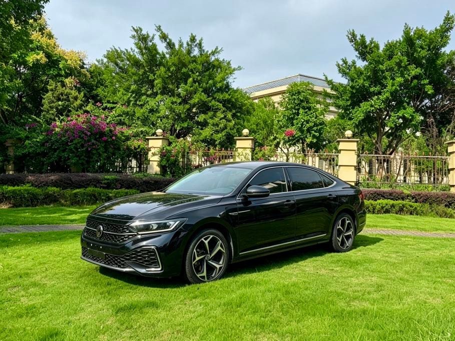 Volkswagen Passat 2022 — фото автомобиля 1