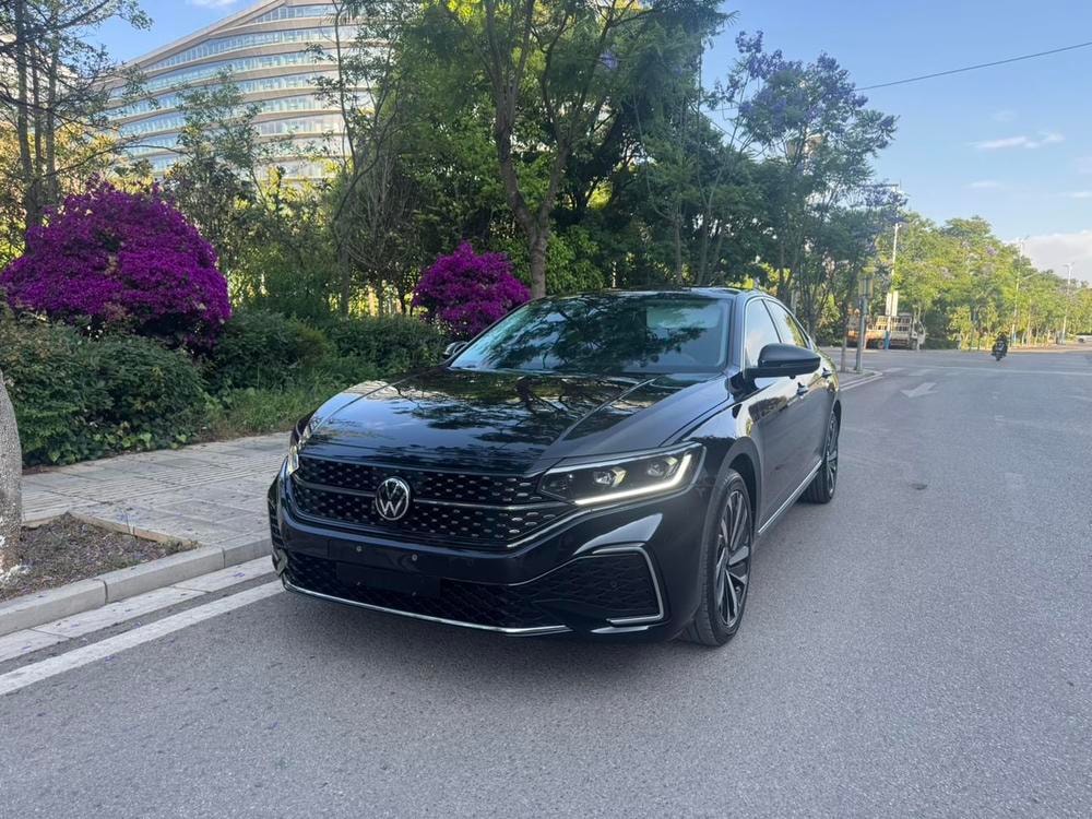 Volkswagen Passat 2022 — фото автомобиля 1