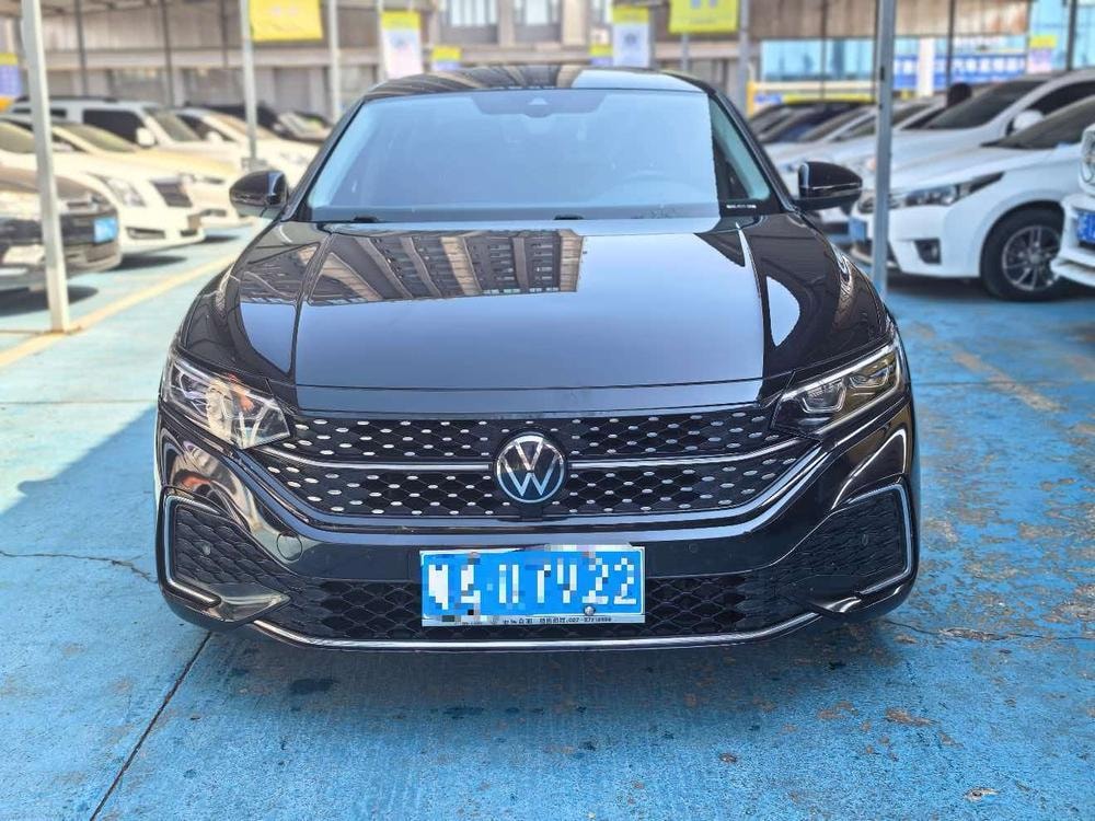 Volkswagen Passat 2022 — фото автомобиля 1